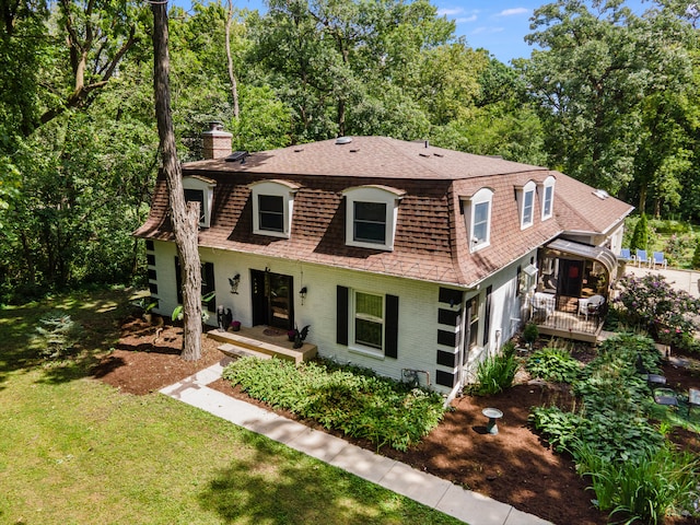 view of front of home featuring a wooden deck and a front yard