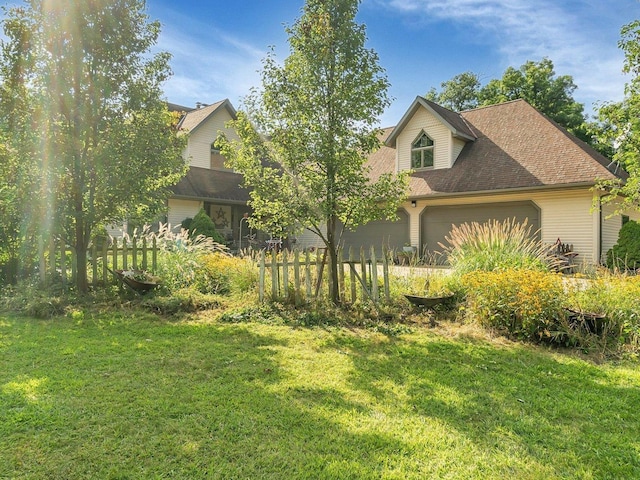 view of front of property with a front lawn