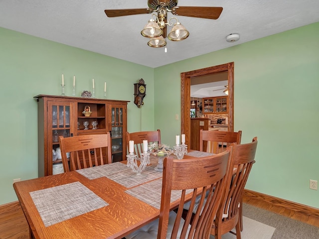 dining space with ceiling fan