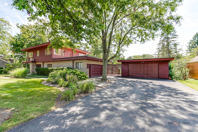 view of front facade featuring a garage and a front lawn