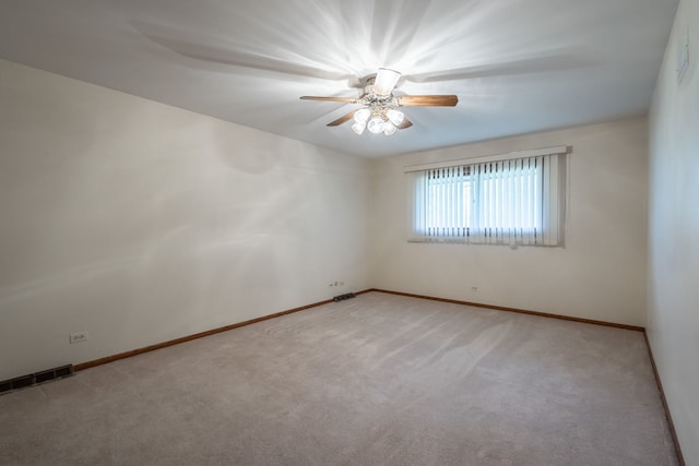 unfurnished room with light carpet and ceiling fan