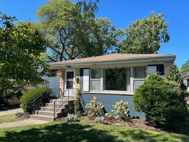 bungalow featuring a front lawn