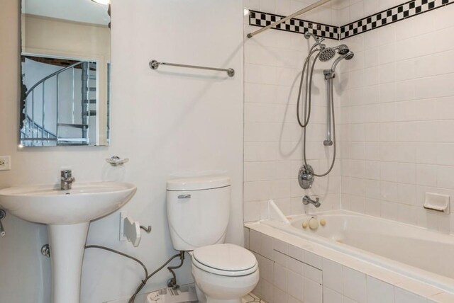 bathroom with tiled shower / bath and toilet