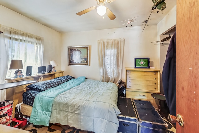 bedroom with ceiling fan