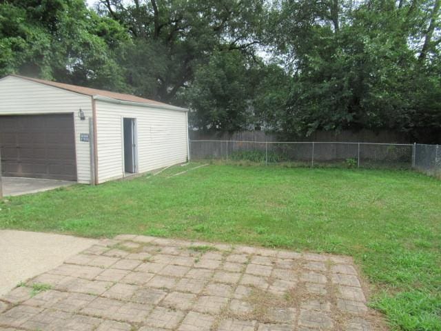 view of yard with a garage and an outdoor structure