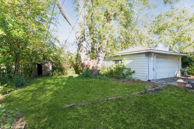 view of yard featuring a shed and a garage