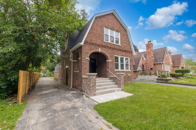 view of front of property featuring a front lawn