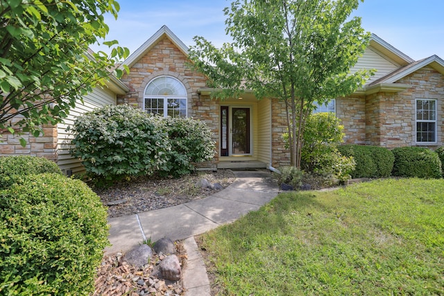 view of front of property featuring a front yard