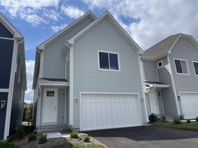 view of front property featuring a garage