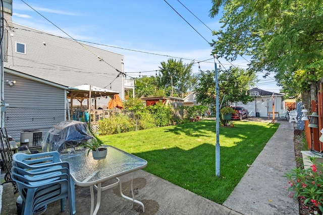 view of yard featuring a patio