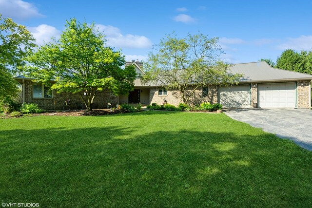 view of front facade with a garage and a front yard