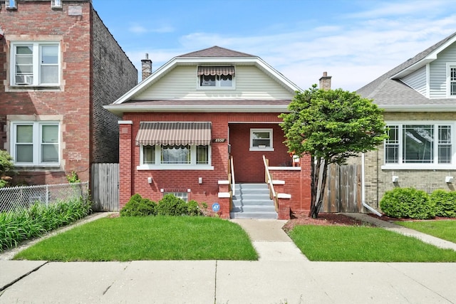 view of front of property featuring a front lawn