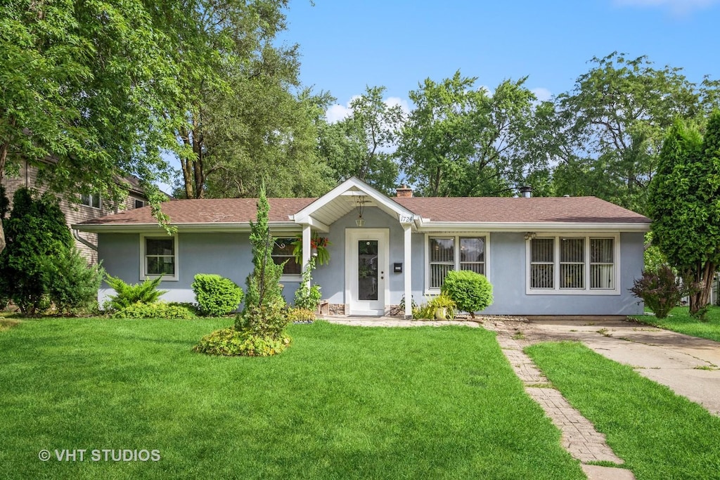 ranch-style home with a front yard