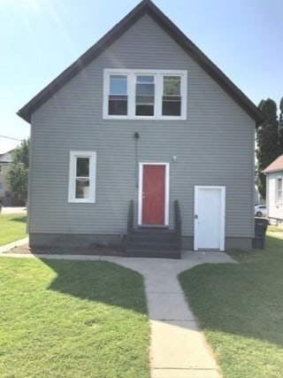 view of front of house featuring a front lawn