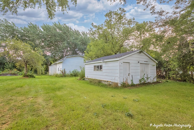 view of yard with an outdoor structure