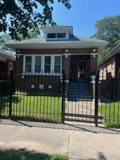 view of front of property featuring a fenced front yard