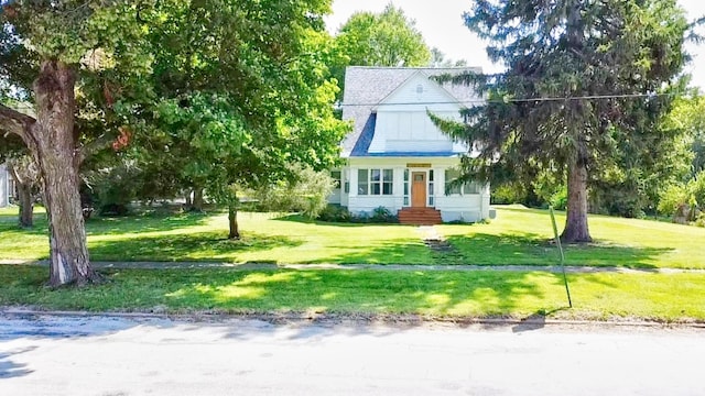 view of front of house featuring a front lawn