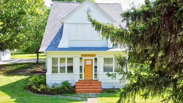 view of front of property with a front lawn