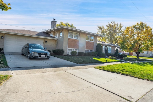 view of front of house featuring a front lawn and a garage