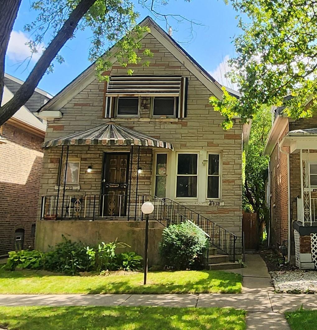 view of front of property featuring stone siding