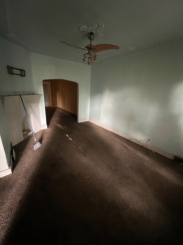 unfurnished room featuring ceiling fan and carpet flooring