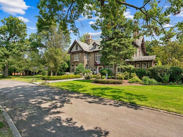 view of front facade with a front lawn