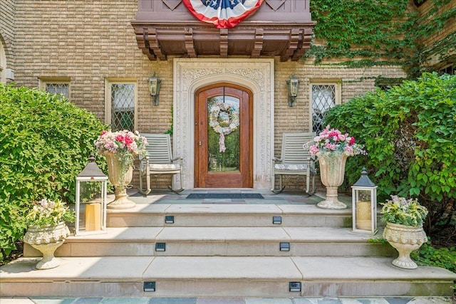 property entrance featuring a porch