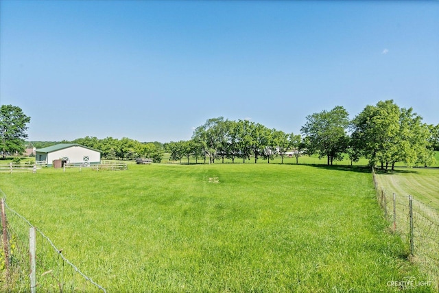 view of yard featuring a rural view