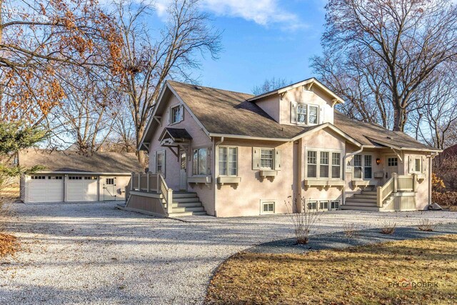 view of front of property featuring a front lawn