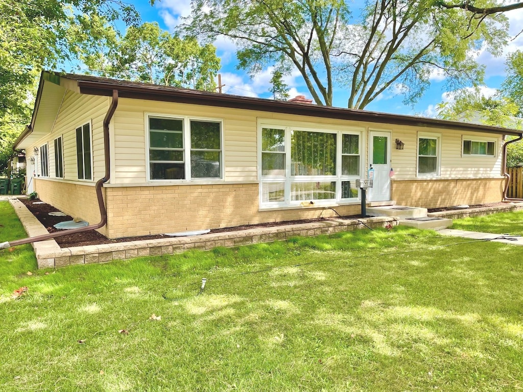 view of front facade with a front yard