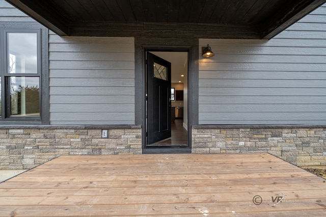 property entrance with a wooden deck