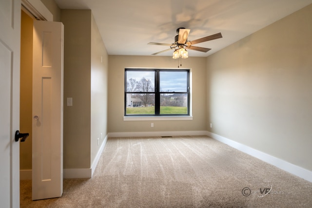 unfurnished room with light carpet and ceiling fan