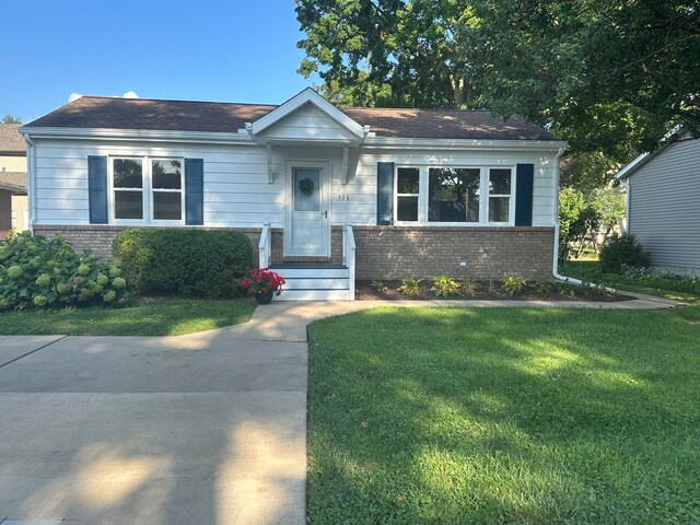 view of front of house with a front lawn