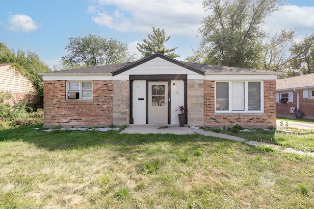 single story home featuring a front lawn