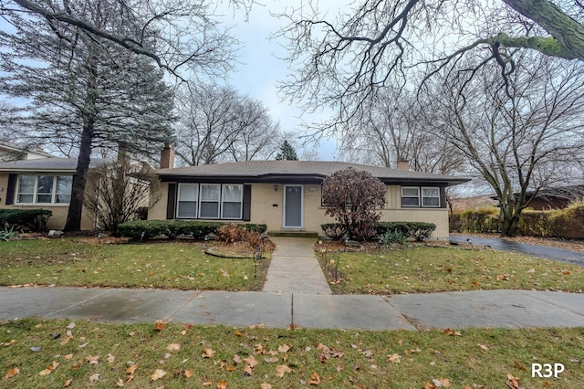 view of front facade featuring a front yard