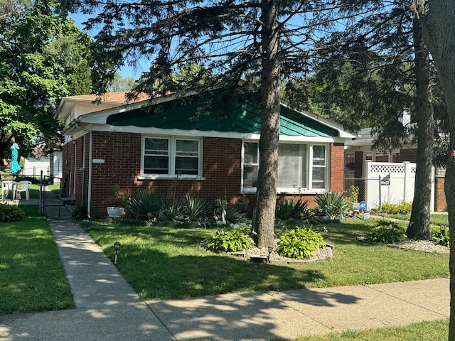 bungalow-style house featuring a front lawn