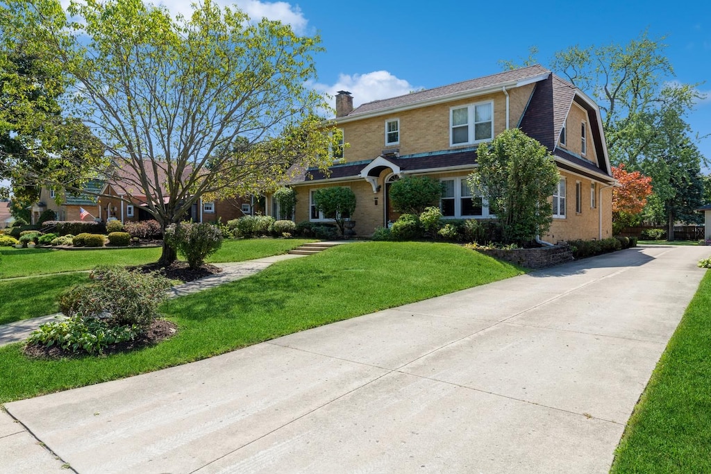 view of front of property with a front yard