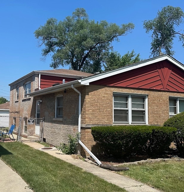 view of side of property with a lawn