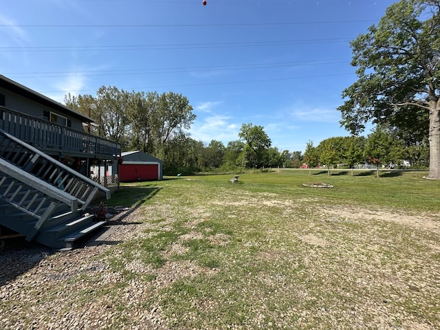 view of yard with an outdoor structure