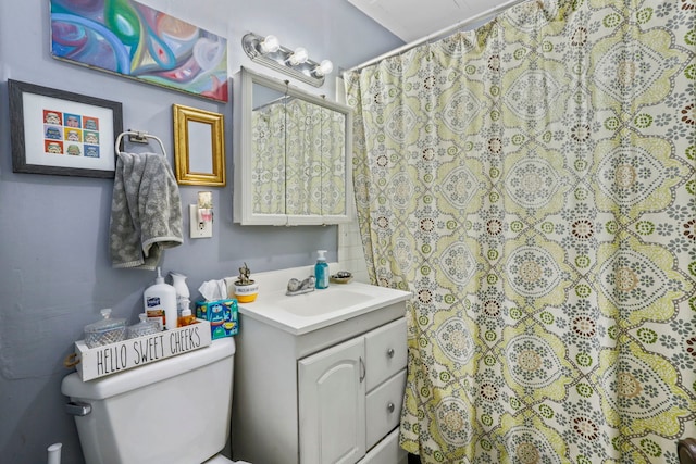 full bath featuring vanity, toilet, and a shower with shower curtain