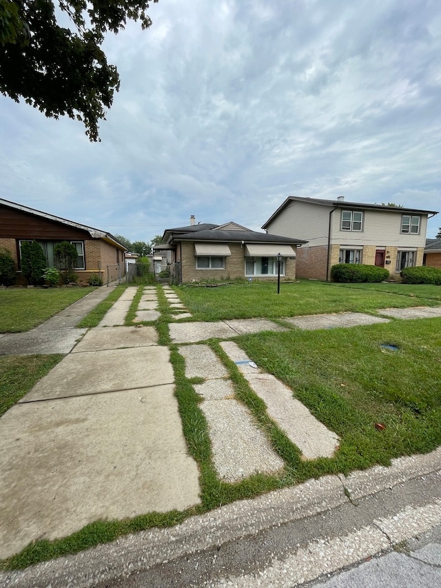 view of front of house featuring a front lawn