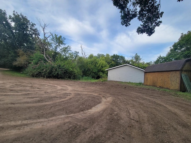 view of yard with an outbuilding