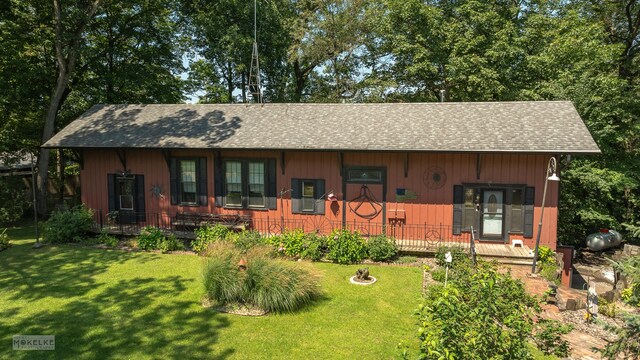 view of front of home with a front lawn