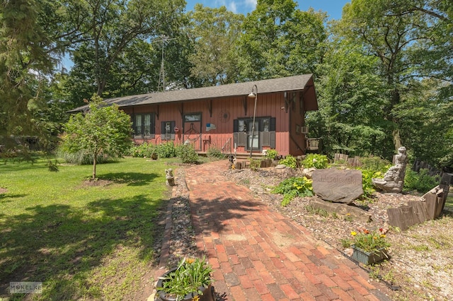 view of front facade with a front lawn