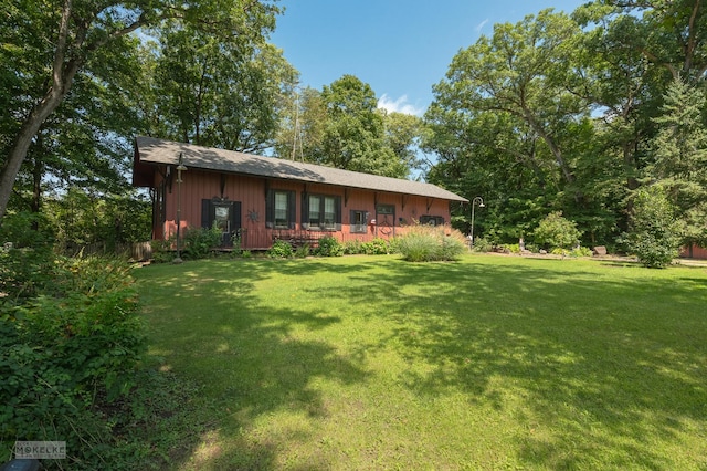 back of house featuring a lawn