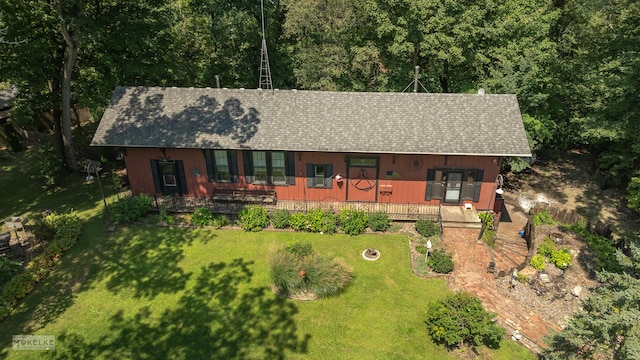 view of front of property with a front yard