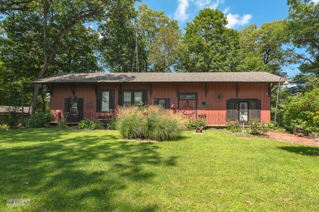 view of front of home featuring a front yard