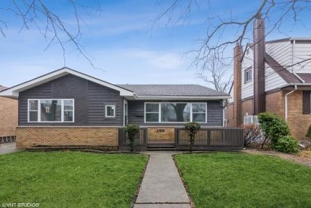 view of front of property featuring a front lawn