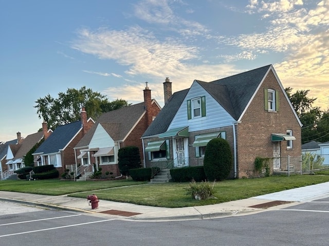 view of front of property featuring a yard