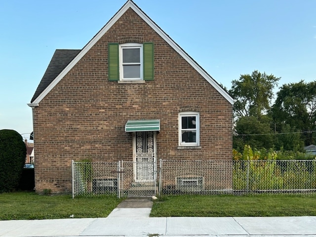 view of front facade with a front lawn